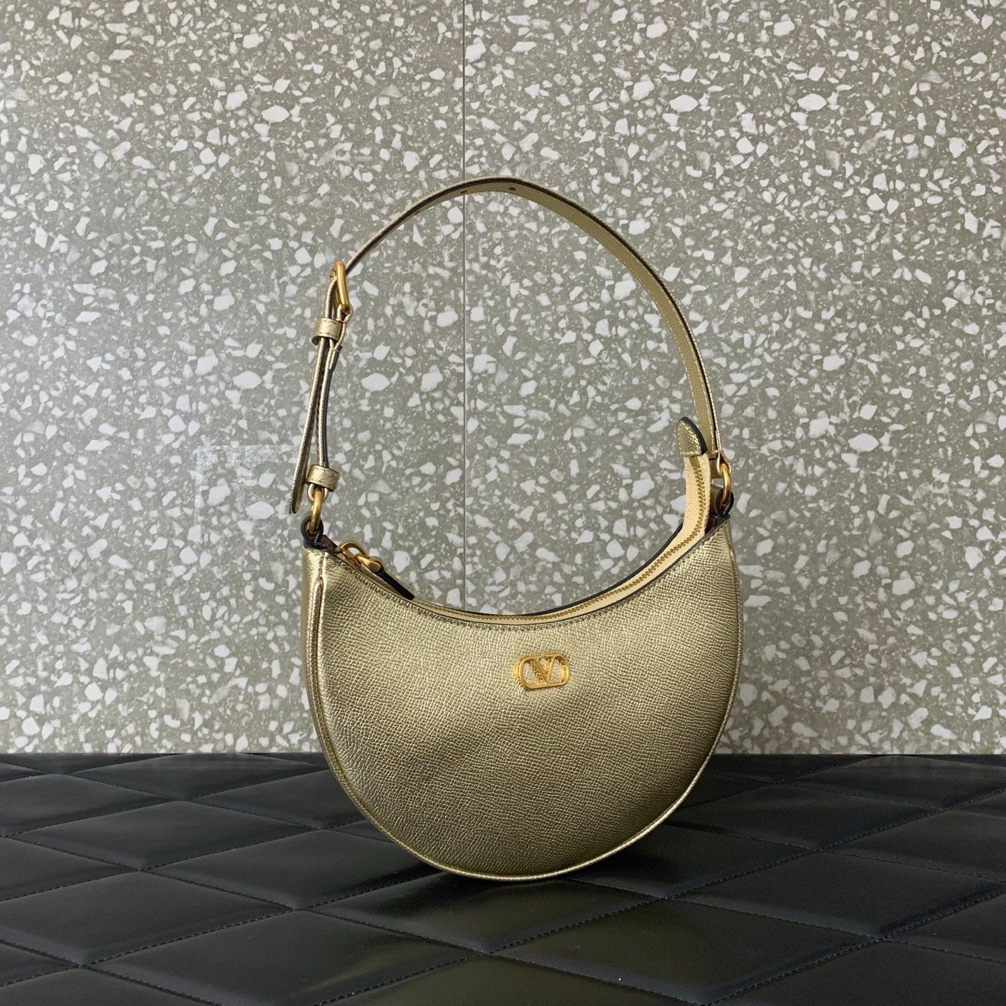 VA GARAVANI VLOGO mini HOBO bag gold kalbsleder 566877