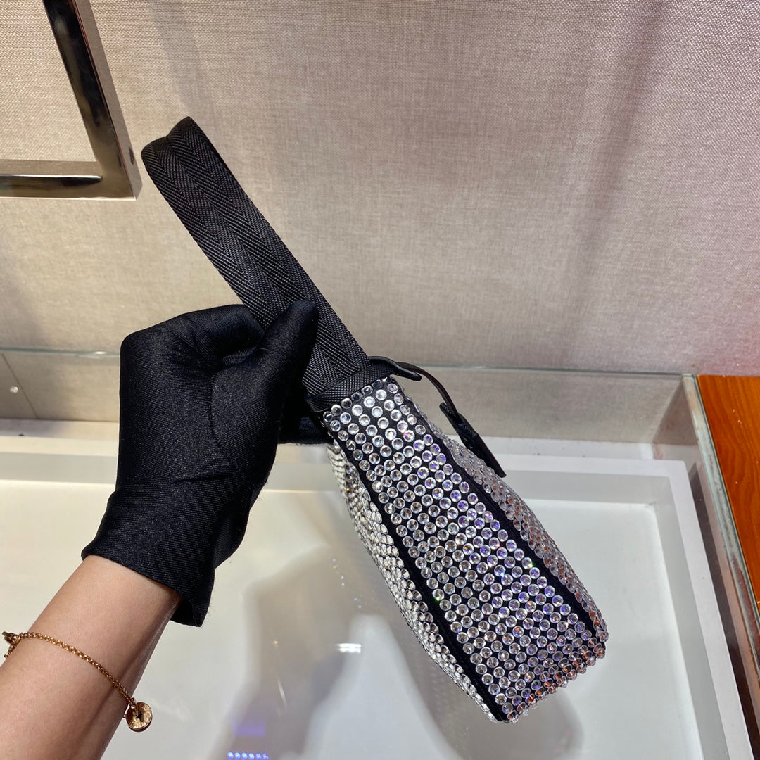 GLITZERNDE HOBO-TASCHE 23 IN SCHWARZEM NYLON VOLLSTÄNDIG MIT KRISTALLEN BESETZT