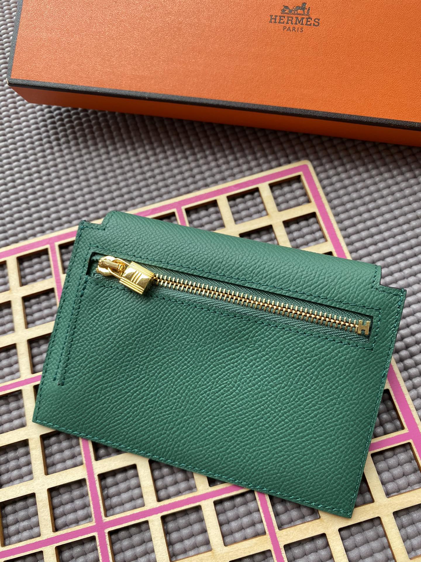 Hermes Kelly green bag – front view