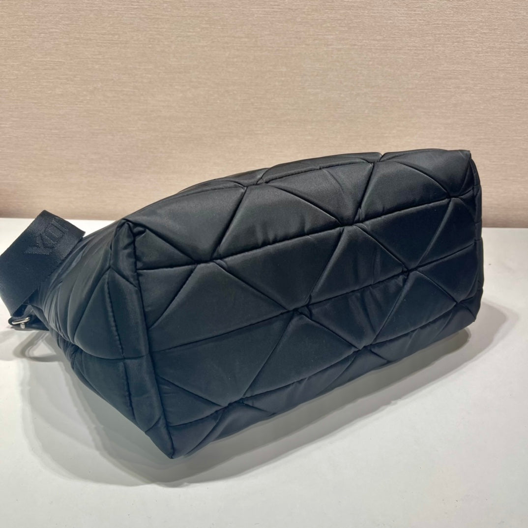 SHOPPER MIT DREIECKSMUSTER 33 IN SCHWARZ GEPSTEPPES RE-NYLON