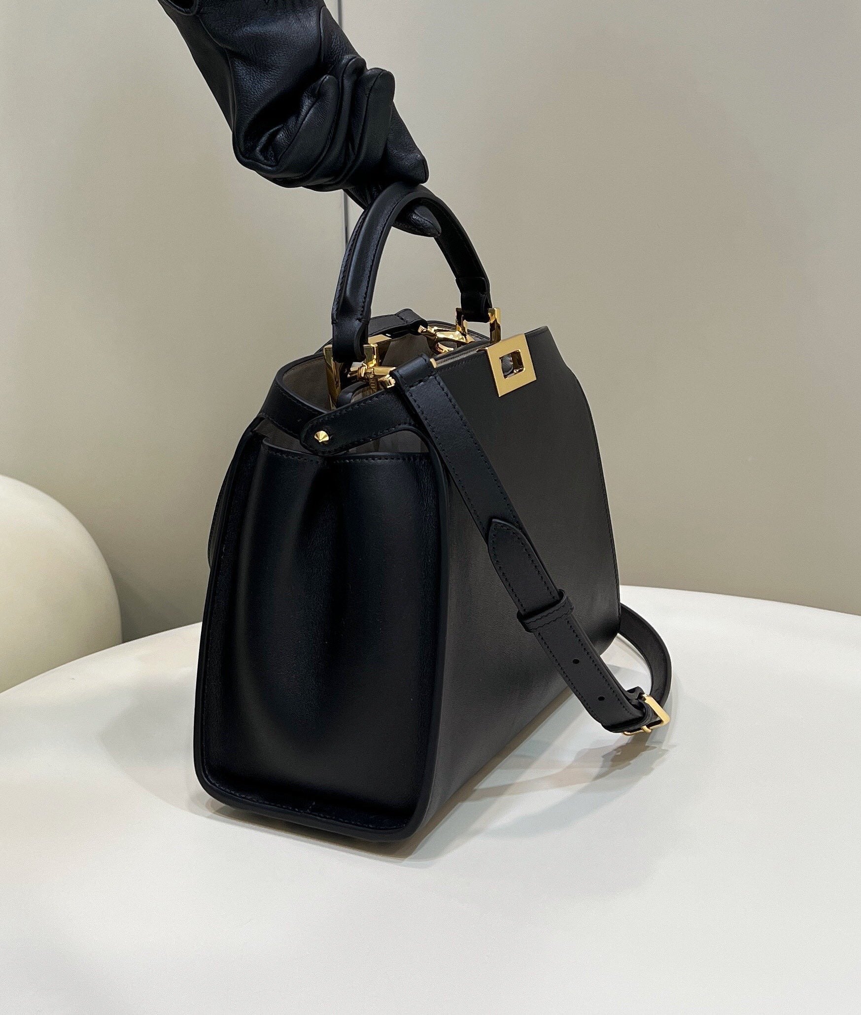 FENDI PEEKABOO 27 IN SCHWARZ KALBSLEDER MIT GOLD-HARDWARE