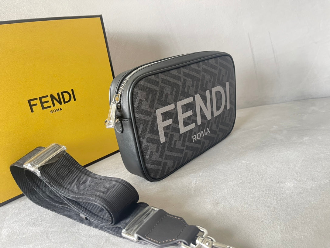 FENDI ROMA 22 CLUTCH AUS DUNKELGRAUEM FF-KALBSLEDER MIT SILBER-HARDWARE UND WEISSEM LOGO