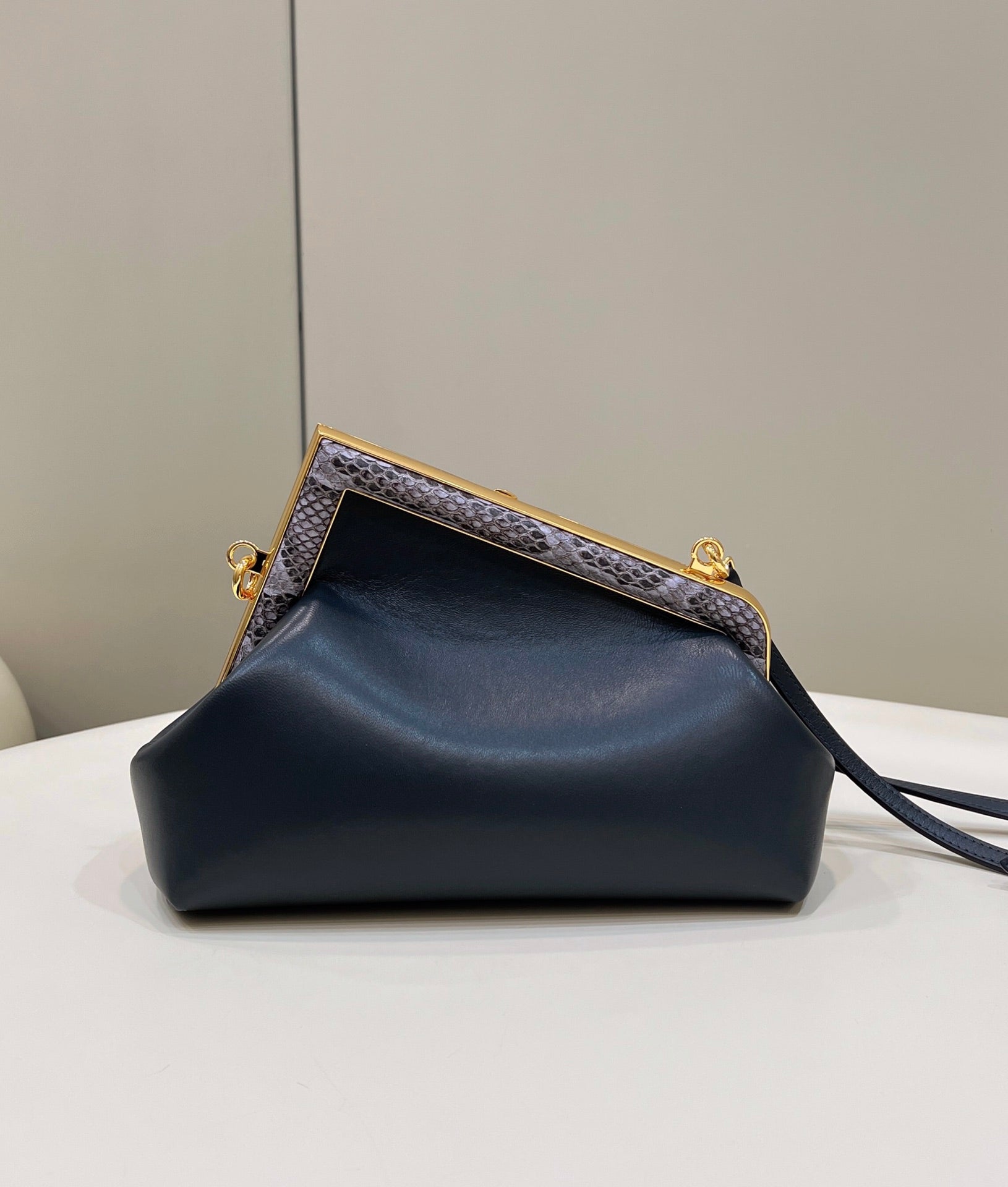 FENDI FIRST SMALL 26 SCHWARZ LEDER TASCHE MIT EXOTISCHEN DETAILS