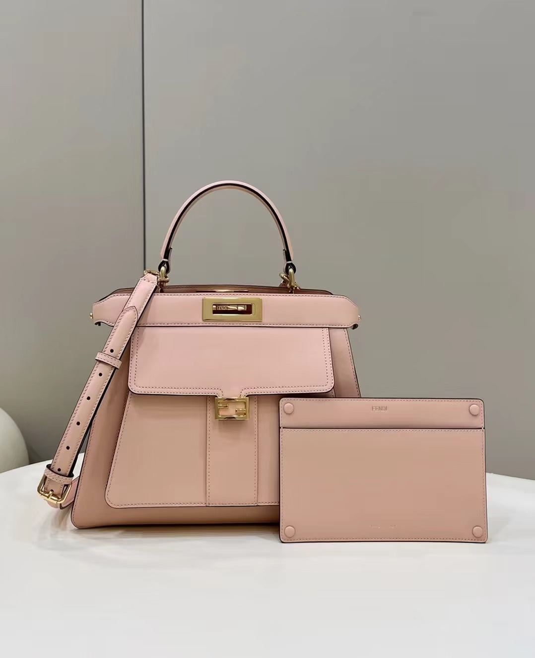 FENDI PEEKABOO 33 TASCHE IN HELLROSA KALBSLEDER MIT RIEMEN GOLD-HARDWARE