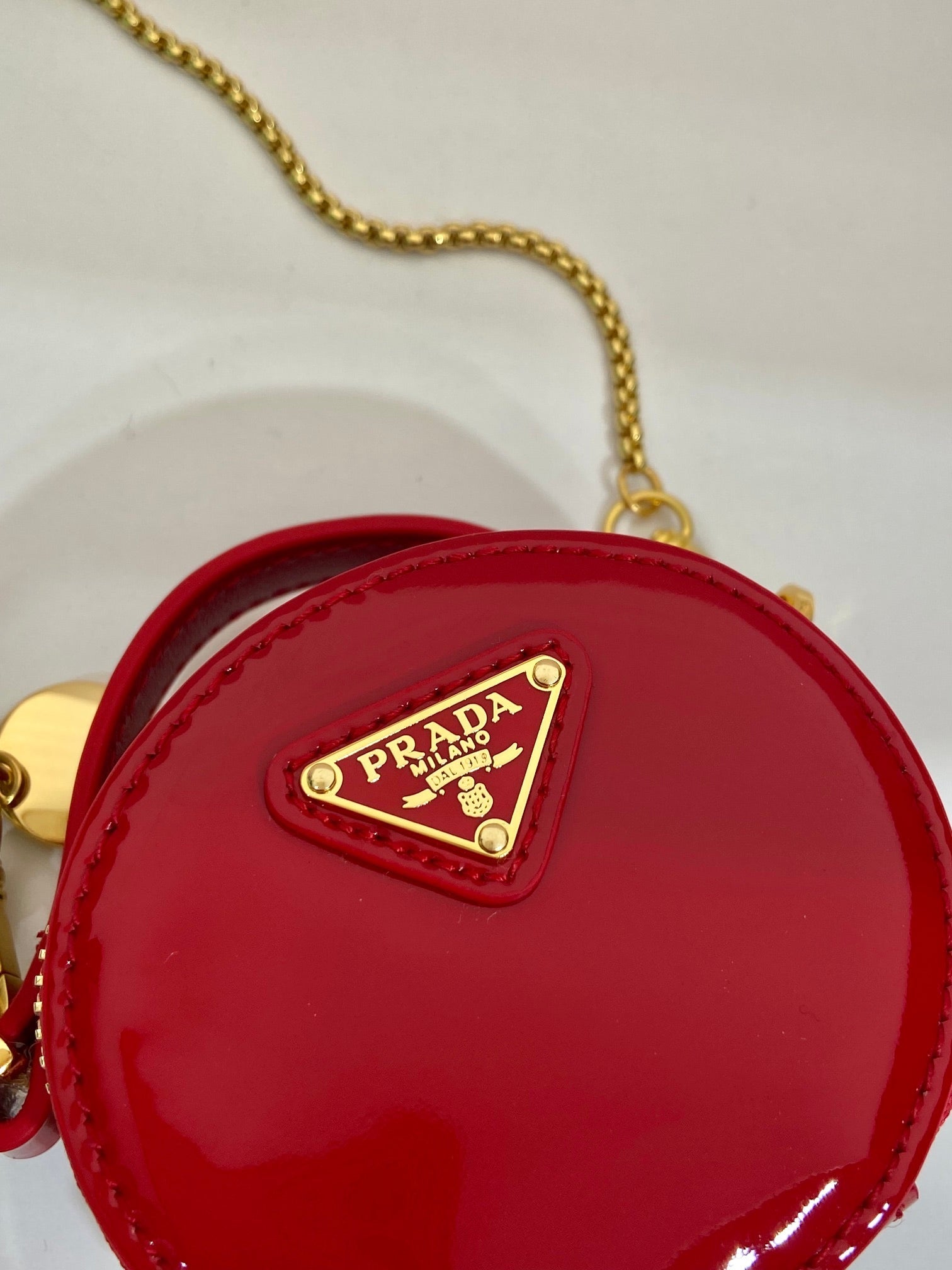 MINI ROUND BAG 8 IN ROTEM GLÄNZENDEN KALBSLEDER GOLD-HARDWARE