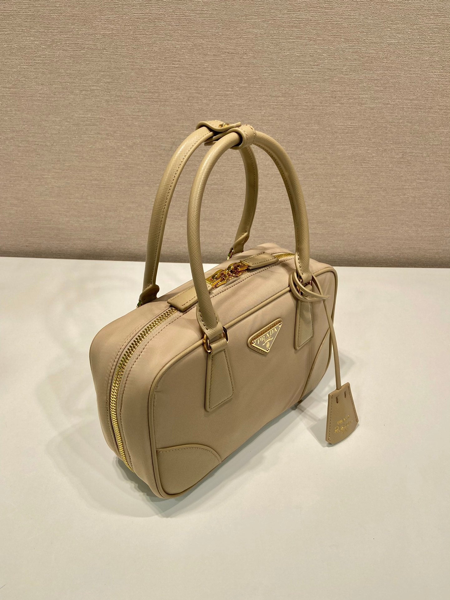 SMALL TOP HANDLE BAG 25 IN DRIED MOSS NYLON AND CALFSKIN TRIM - Produktbild 2