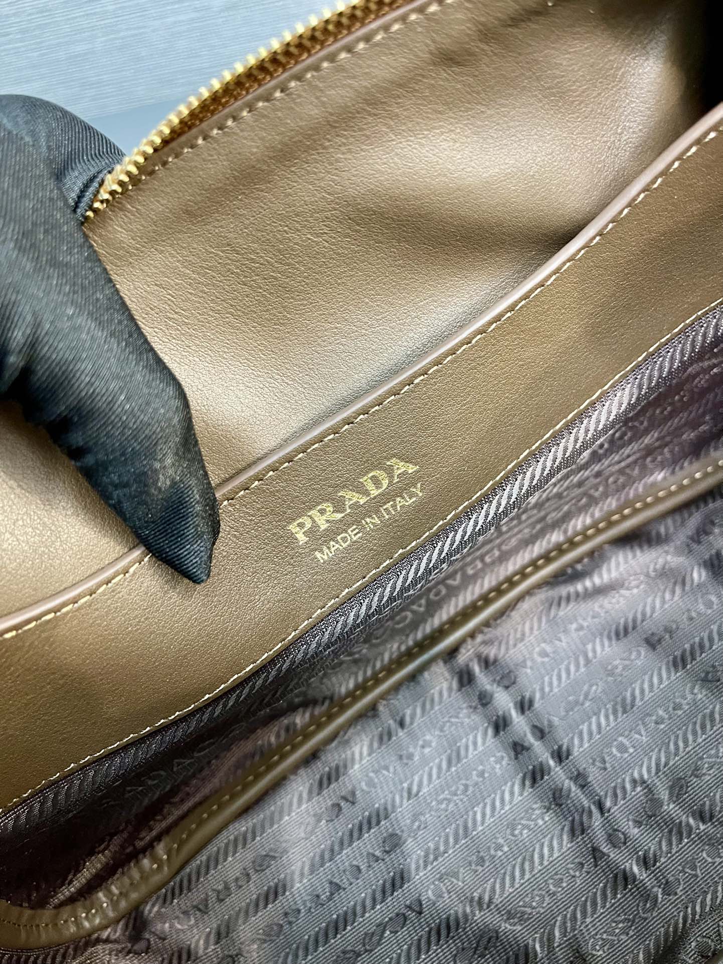 UMHÄNGETASCHE 28 IN TAWNY BRAUN SUEDE GOLD LOGO