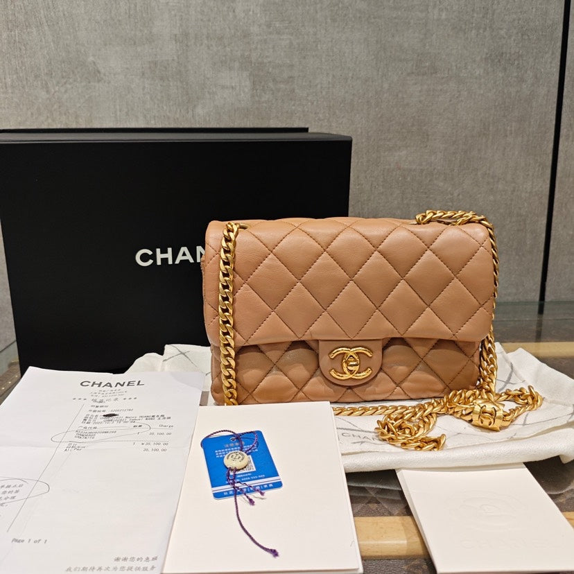 Chanel Beige Gesteppte Leder-Umhängetasche mit Kette xxcm