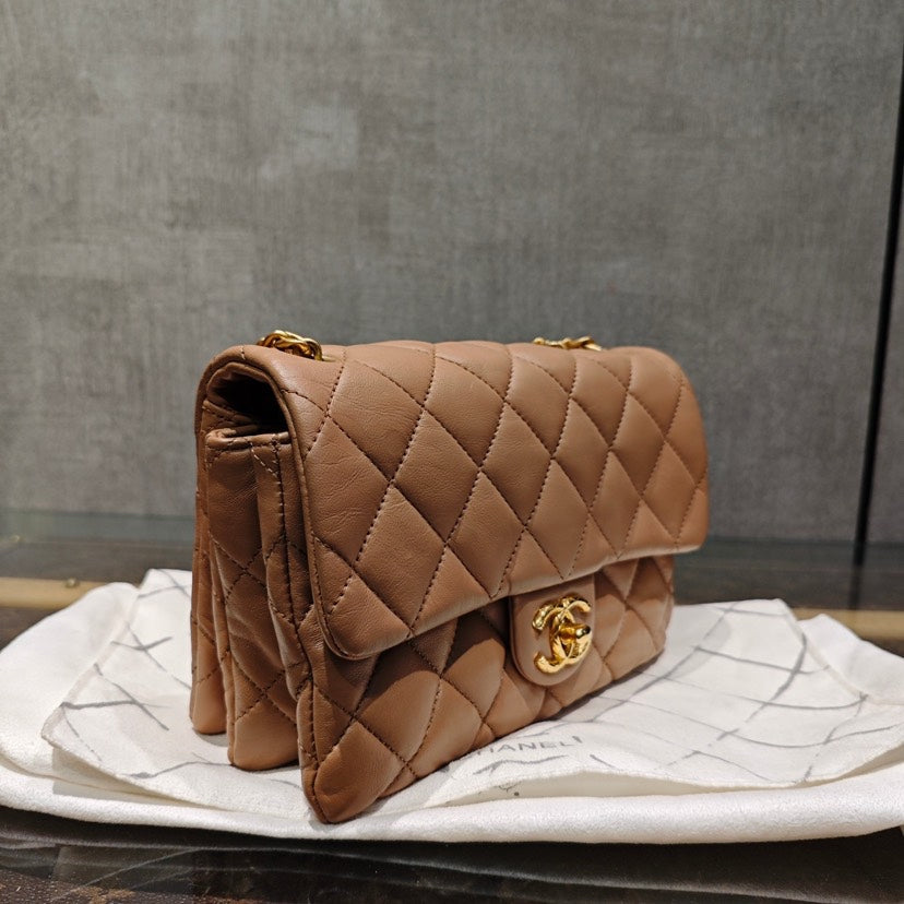 Chanel Shoulder Bag beige – front view