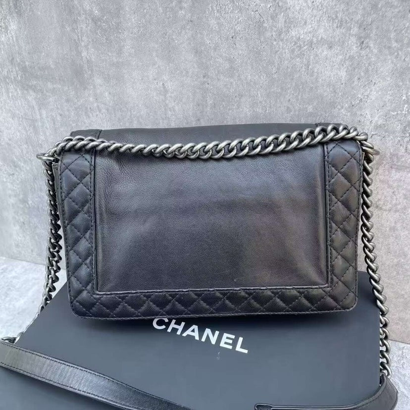 Chanel Boy Flap Bag Schwarze Caviar Leder Medium Kettenriemen