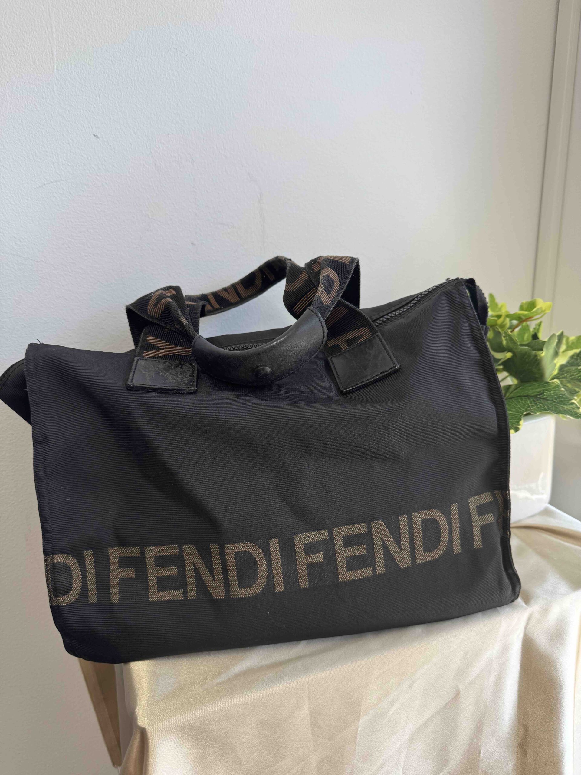 FENDI Shopper aus Nylon in Schwarz mit Fendi Logo