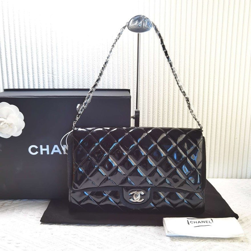 Chanel Classic Flap Bag Schwarze Lackleder Umhängetasche