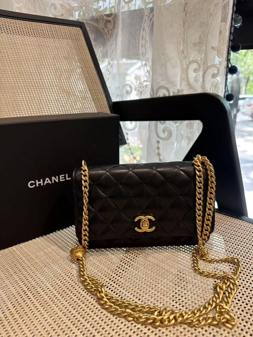 Chanel Leder Quilted Schwarze Umhängetasche 14