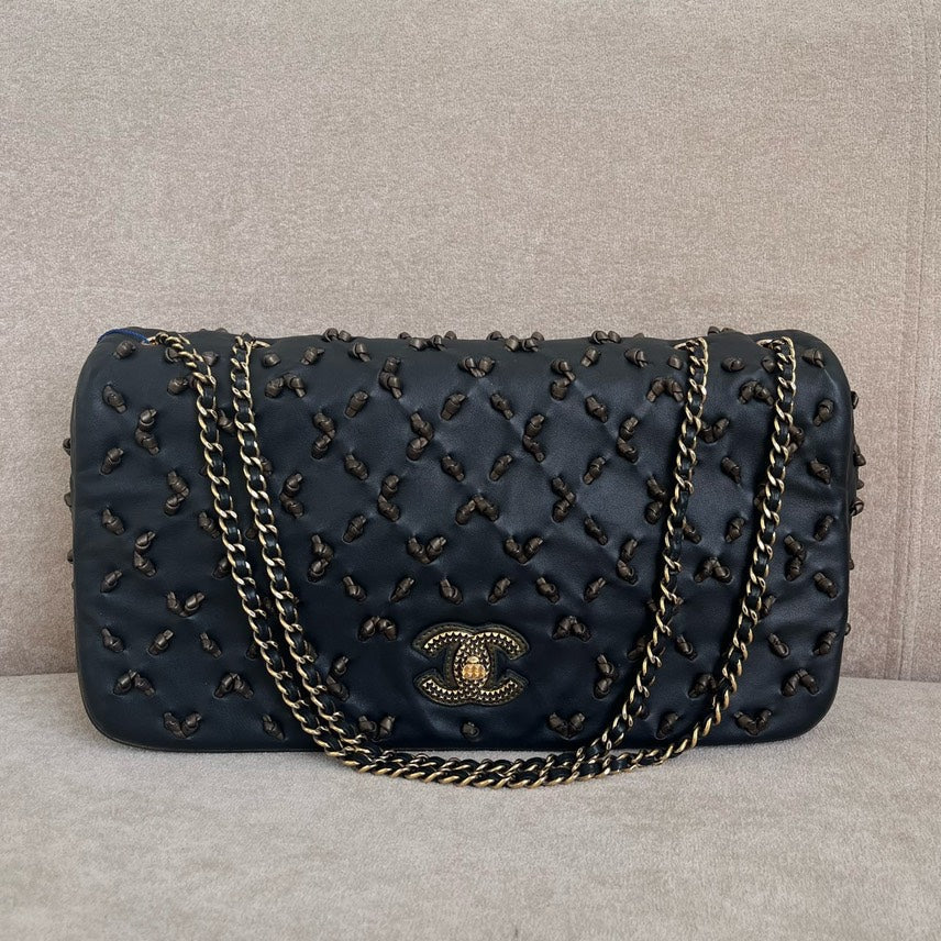 Chanel Shoulder Bag black – front view